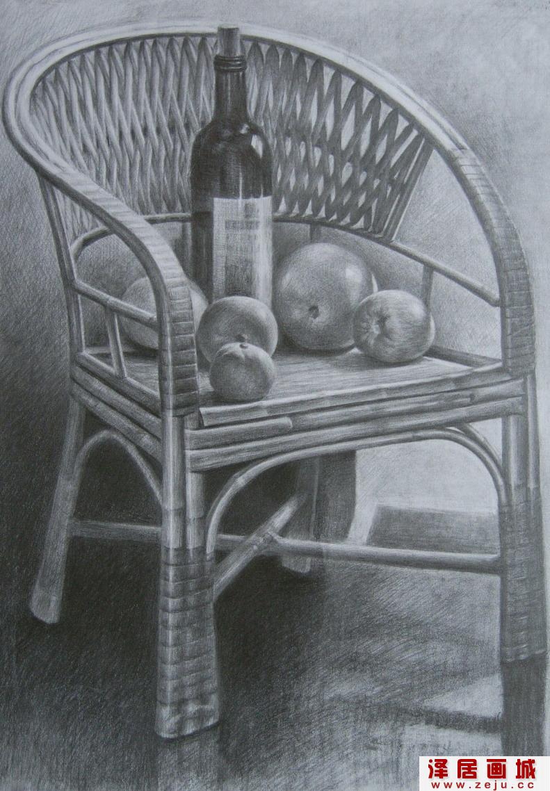竹椅上的红酒瓶和水果静物素描组合