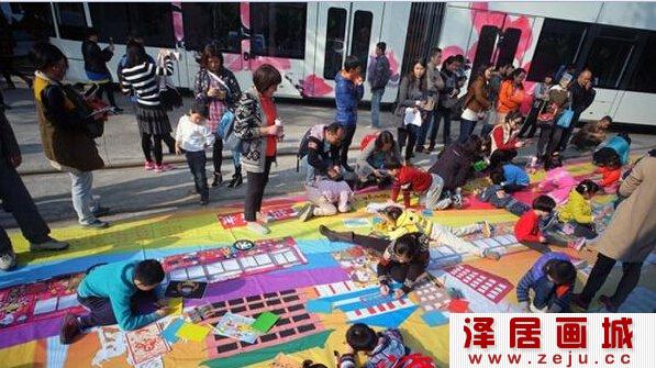 幼儿在有有轨电车涂鸦
