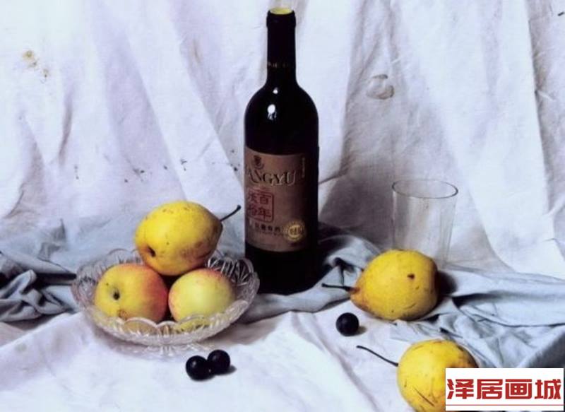 素描静物红酒瓶鸭梨葡萄衬布的组合